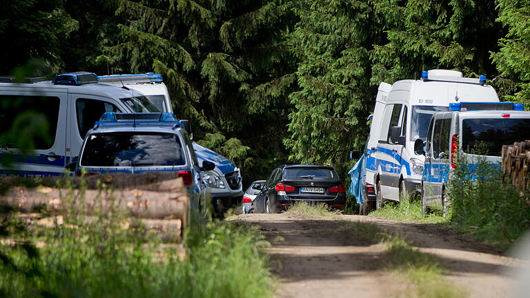 Skelettteile entdeckt - Suche - Polizeifahrzeuge stehen am 04.07.2016 am Waldrand an einer Verbindungsstraße zwischen Rodacherbrunn in Thüringen und Nordhalben in Bayern. Nach dem Fund einer Leiche in dem Waldstück prüfen die Ermittler Verbindungen zum Fall der vor mehr als 15 Jahren verschwundenen Peggy aus Oberfranken. Der Fundort der Leiche im Saale-Orla-Kreis liegt nur wenige Kilometer von Peggys Heimatort Lichtenberg (Landkreis Hof) entfernt. Foto: Daniel Karmann/dpa +++(c) dpa - Bildfunk+++ | Skelettteile entdeckt - Suche - Polizeifahrzeuge stehen am 04.07.2016 am Waldrand an einer Verbindungsstraße zwischen Rodacherbrunn in Thüringen und Nordhalben in Bayern. Nach dem Fund einer Leiche in dem Waldstück prüfen die Ermittler Verbindungen zum Fall der vor mehr als 15 Jahren verschwundenen Peggy aus Oberfranken. Der Fundort der Leiche im Saale-Orla-Kreis liegt nur wenige Kilometer von Peggys Heimatort Lichtenberg (Landkreis Hof) entfernt. Foto: Daniel Karmann/dpa +++(c) dpa - Bildfunk+++ |