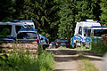 Skelettteile entdeckt - Suche       -  Polizeifahrzeuge stehen am 04.07.2016 am Waldrand an einer Verbindungsstraße zwischen Rodacherbrunn in Thüringen und Nordhalben in Bayern. Nach dem Fund einer Leiche in dem Waldstück prüfen die Ermittler Verbindungen zum Fall der vor mehr als 15 Jahren verschwundenen Peggy aus Oberfranken. Der Fundort der Leiche im Saale-Orla-Kreis liegt nur wenige Kilometer von Peggys Heimatort Lichtenberg (Landkreis Hof) entfernt. Foto: Daniel Karmann/dpa +++(c) dpa - Bildfunk+++ |