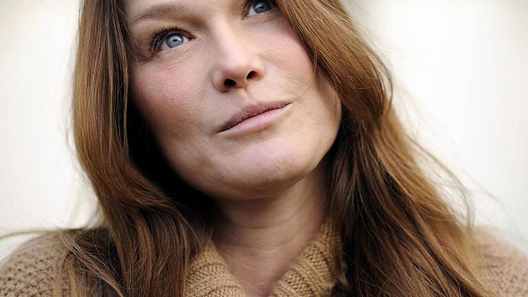 Carla Bruni-Sarkozy       -  Erst Topmodel, dann Sängerin, schließlich Frankreichs Premiere Dame und jetzt wieder Sängerin: Mit 49 Jahren blickt Carla Bruni bereits auf ein bewegtes Leben zurück.