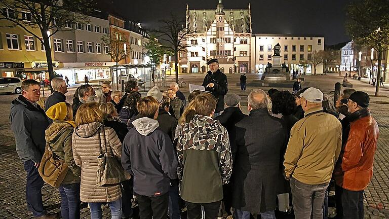 Seit 1994 erinnert Klaus Hofmann (Initiative gegen das Vergessen) bei einem Stadtrundgang am 9. November an die Übergriffe der Nazis auf die Juden in Schweinfurt.