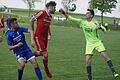 Schöner Kopfball, aber kein Tor: Der Sömmersdorfer Sebastian Schirmer (rotes Trikot) war Leon Lindner (links) enteilt und köpft den Ball an TSV-Torhüter Matthias Oppermann vorbei, doch der TSV-Verteidiger Michael Mühlfelder fängt den zu schwach geköpften Ball noch vor der Torlinie ab.