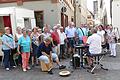 Holstein-Chor bot Musik vom Feinsten       -  (jogi)   Einen musikalischen Kontrapunkt zum Keiler-Frühschoppen und der Blasmusik im Festzelt setzte am Samstagmittag der Holstein-Chor aus Neumünster (Schleswig-Holstein). Den Chor führte sein Jahresausflug nach Bad Soden-Salmünster und vor dort nach Lohr zum Festzug, einer Fahrt mit dem Maintalbummler und einem Bummel durch die Stadt. Da ließen es sich die knapp 40 Damen und Herren unter der Leitung von Georg Wolos nicht nehmen, vor dem Mittagessen im &bdquo;Schönbrunnen&ldquo; noch ein Standkonzert am Unteren Marktplatz zu geben. Ermöglicht und vorbereitet hatten den Auftritt die Touristinfo und die Sing- und Musikschule der Stadt Lohr. Das Publikum hörte Musik vom Feinsten: lebendig, spritzig und moderne Arrangements und sauber intonierte und stimmgewaltige Stimmen. Der Leiter begleitete am E-Piano und sang manche Solopassage der Popsongs, Volkslieder und Spirituals selbst: eine vergnügliche Dreiviertelstunde und &bdquo;ruhigere&ldquo; Abwechslung zur Festwoche. Nach der Mittagspause besuchten die Chordamen und -herren unter der Führung von Claudia Reimers noch Mespelbrunn, bevor sie beeindruckt von der Schönheit Frankens am Sonntag die Heimreise ins Holsteiner Land zwischen Nord- und Ostsee antraten.