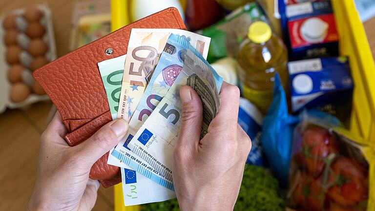 Die Inflation merken Bürgerinnen und Bürger derzeit vor allem bei den Lebensmittelpreisen (Symbolbild). Die Inflation merken Bürgerinnen und Bürger derzeit vor allem bei den Lebensmittelpreisen (Symbolbild).