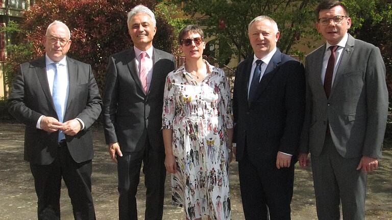 Gute Wünsche begleiten den neuen Schulleiter des Frobenius-Gymnasiums. Unser Foto zeigt (von links) den Ministerialbeauftragten Robert Christoph, Schulleiter Erich Dietrich, Silke Heid, die das Gymnasium kommissarisch führte, Landrat Thomas Bold u...       -  Gute Wünsche begleiten den neuen Schulleiter des Frobenius-Gymnasiums. Unser Foto zeigt (von links) den Ministerialbeauftragten Robert Christoph, Schulleiter Erich Dietrich, Silke Heid, die das Gymnasium kommissarisch führte, Landrat Thomas Bold und Bürgermeister Armin Warmuth.