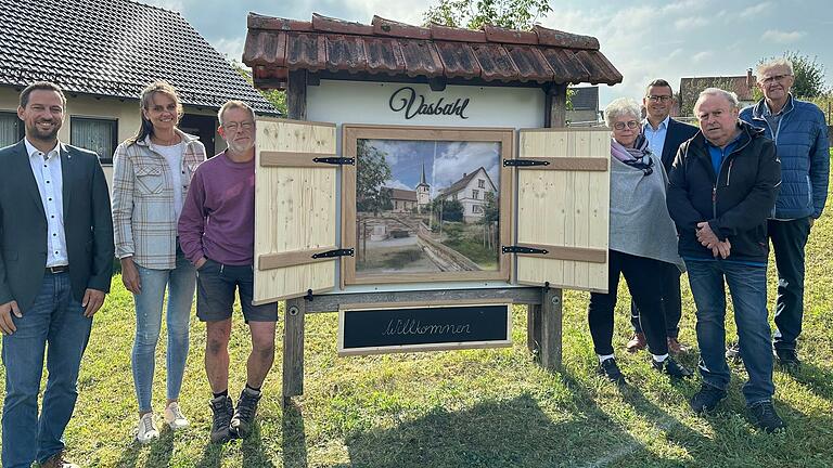 Zu einer kleinen Feierstunde kamen kürzlich die Beteiligten zusammen, die für die neuen Willkommenstafeln Verantwortung übernommen haben. Lob gab es dabei von Bürgermeister Sebastian Hauck (von links), der Sina Cyliax (Designerin), Jochen Pfeuffer, Andrea Schraut (Schriftführerin Dorfgemeinschaft), Tobias Jülka (Kassier Dorfgemeinschaft), stellvtr. Vorstand Wolfgang Vay sowie Hans Spahn (Vorstand Dorfgemeinschaft und Dritter Bürgermeister), zu den neuen Hinguckern an den Ortseingängen gratulierte.