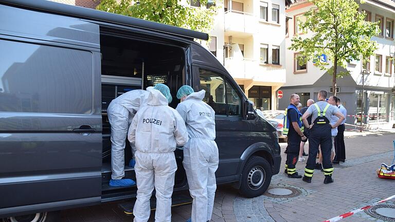 Wiesloch.jpeg       -  Die Spurensicherung in Wiesloch: Hier tötete ein Mann eine Frau, nachdem er aus einer Psychiatrie geflohen war.