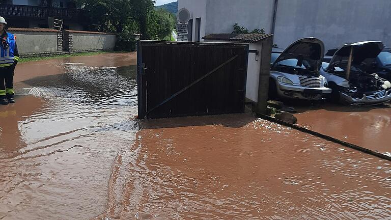 Ein Unwetter zog am Freitagmorgen durch Trappstadt und Alsleben und setzte Straßen und Keller unter Wasser, wie hier in Trappstadt. Ein Unwetter zog am Freitagmorgen durch Trappstadt und Alsleben und setzte Straßen und Keller unter Wasser, wie hier in Trappstadt.