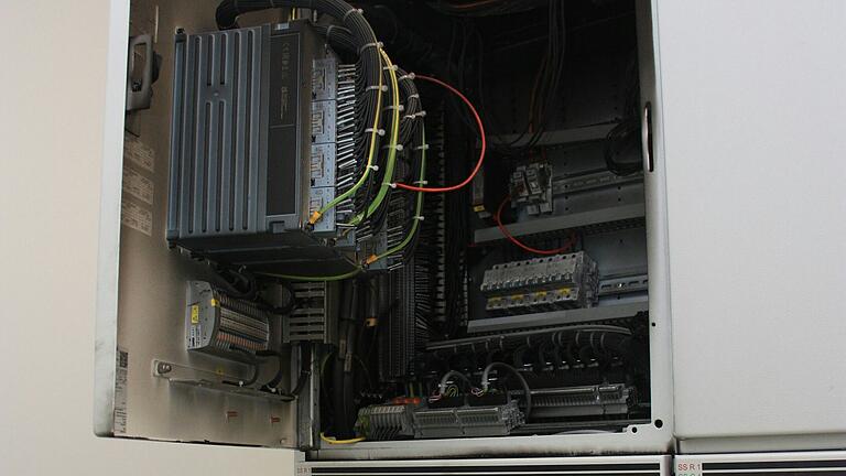 Rußspuren zeugen von dem technischen Defekt im Schalthaus. Dank funktionierender Sicherheitseinrichtungen breitete sich das Feuer in der Anlage nicht weiter aus. Rußspuren zeugen von dem technischen Defekt im Schalthaus. Dank funktionierender Sicherheitseinrichtungen breitete sich das Feuer in der Anlage nicht weiter aus.