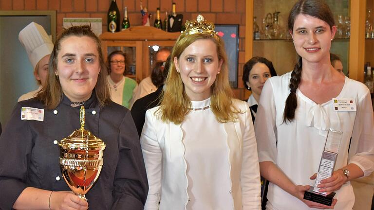 Die fränkische Weinkönigin Klara Zehnder gratuliert den beiden Siegerinnen Marlene Knopp (links, Dorint-Hotel Bad Brückenau) und Ramona Schum (rechts, Heiligenfeld-Kliniken Bad Kissingen).  Foto: Andreas Gamperl       -  Die fränkische Weinkönigin Klara Zehnder gratuliert den beiden Siegerinnen Marlene Knopp (links, Dorint-Hotel Bad Brückenau) und Ramona Schum (rechts, Heiligenfeld-Kliniken Bad Kissingen).  Foto: Andreas Gamperl