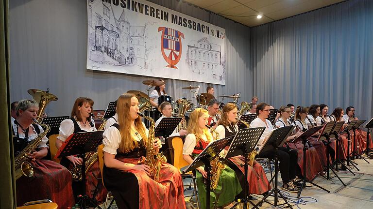 Der Musikverein Maßbach feiert heuer sein 50-jähriges Bestehen. Den Auftakt bildete das Neujahrskonzert mit Musikstücken aus fünf Jahrzehnten. Foto: Philiop Bauernschubert       -  Der Musikverein Maßbach feiert heuer sein 50-jähriges Bestehen. Den Auftakt bildete das Neujahrskonzert mit Musikstücken aus fünf Jahrzehnten. Foto: Philiop Bauernschubert