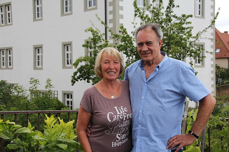 Ursel und William White fuhren drei Jahre lang das Auto von Neil Armstrong. Das Bild zeigt sie auf ihrer Dachterrasse mit Blick auf das Echter-Amtsgebäude in Gerolzhofen. Ursel und William White fuhren drei Jahre lang das Auto von Neil Armstrong. Das Bild zeigt sie auf ihrer Dachterrasse mit Blick auf das Echter-Amtsgebäude in Gerolzhofen.