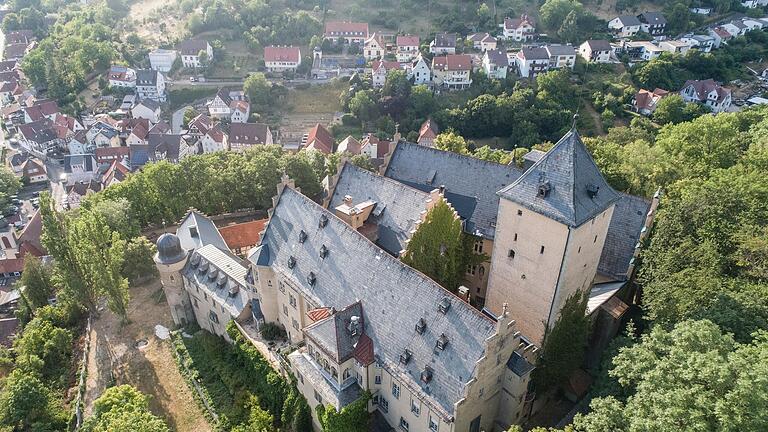 Mainberg mit seinem markanten Schloss rüstet sich für die Kirchweih am Wochenende.