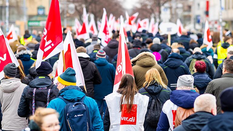 So wie hier bei den Verkehrsbetrieben in Hannover Anfang März will die Gewerkschaft Verdi nun in Bayern auch an Krankenhäusern und in Pflegeheimen für Warnstreiks mobilisieren.