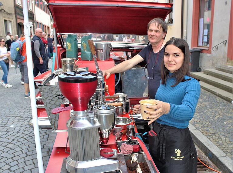 Mit seinem zum 'Coffee Shuttle' umgebauten Chevrolet Baujahr 1957 gehörte  Cornelius Braun aus Salzkotten erstmals zu den Attraktionen der Prichsenstadt Classics.