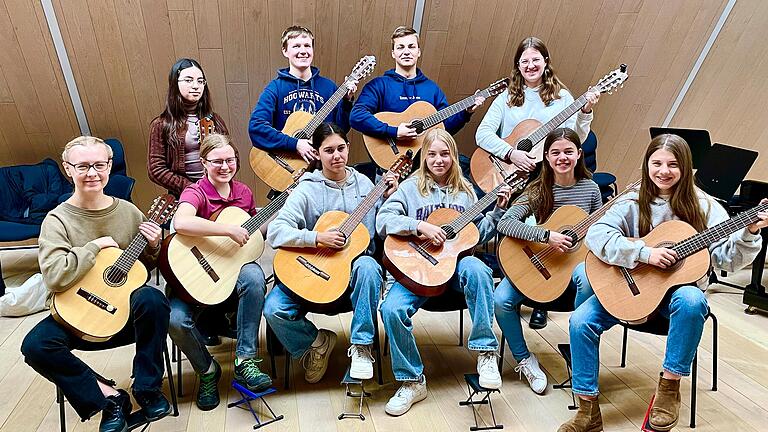 Das Gitarrenensemble des Grünewald-Gymnasiums begrüßt sein Partnerensemble, das Gitarrenorchester aus Saarbrücken.