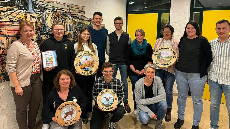 Auf dem Foto von links, hintere Reihe: Michaela Gensler, Luis Gensler, Emily Gensler, Julius Jessenberger, Johannes Erdmann, Michaela Beck, Silke Knobling, Sandra Markert, 1. DJK Vorsitzender Felix Stingl; kniend von links: Iris Dietz, Jonas Heß und Kathrin Beck.