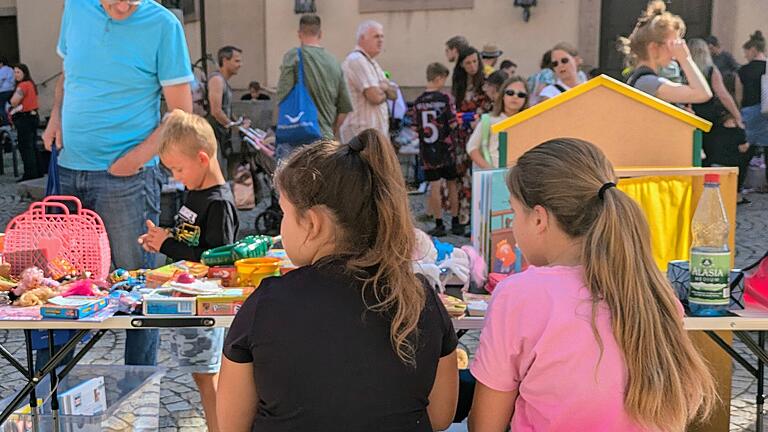 Kinderflohmarkt Bad Kissingen       -  Beim Warten auf Kundschaft bleibt Zeit für ein Gespräch.