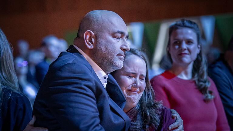 Bundesdelegiertenkonferenz der Grünen       -  Emotionale Momente: Bei seiner Verabschiedung als Vorsitzender lobt Omid Nouripour die enge, vertrauensvolle Zusammenarbeit mit der Co-Vorsitzenden Ricarda Lang.