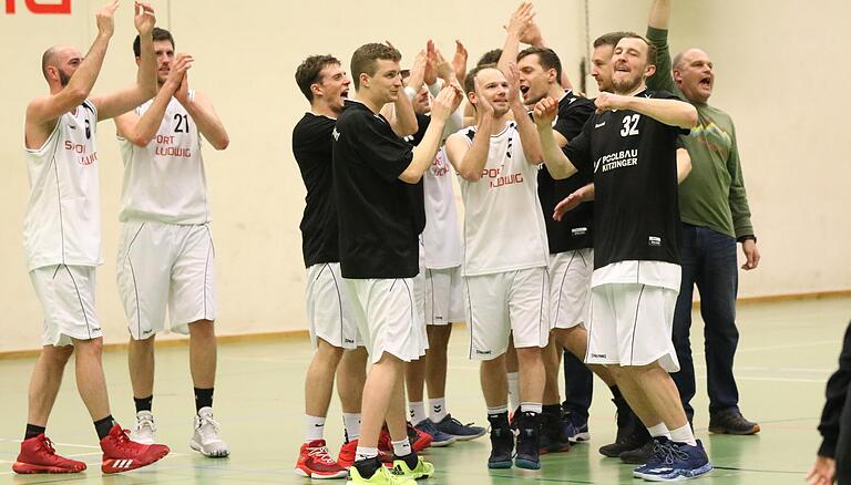 Die Basketballer der DJK Schweinfurt beim Jubeln nach einem gewonnenen Spiel: In der abgebrochenen Bayernliga-Saison haben sie kein einziges Mal gespielt.