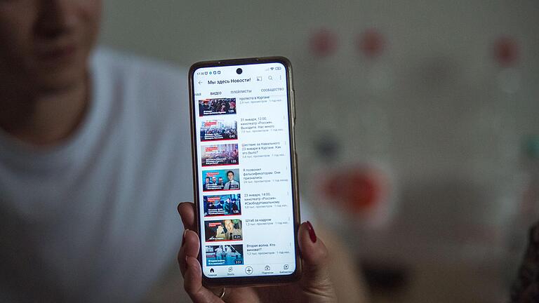 Alexej Schwarz hat auf seinem Smartphone Videos von seinen Verhaftungen und seinen Portest-Aktionen in Russland gespeichert.