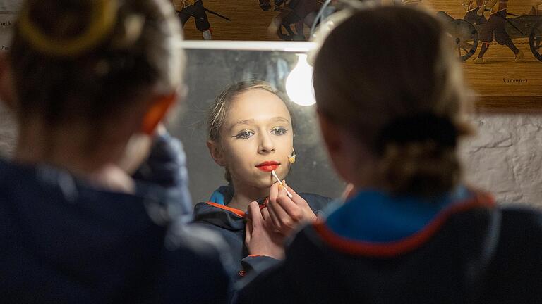 Frankenfestspiele Röttingen: Zur Verkörperung einer Figur gehört neben dem Kostüm auch das richtige Make-up.&nbsp;