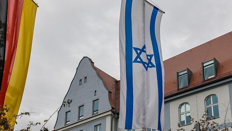 Aus Solidarität hängt auf dem Gelände des Landratsamtes Würzburg die israelische Fahne.