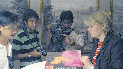 Auf den Spuren ihres Königs: (von links) Drehbuchautor Natthapon Pungtham, Fotograf Kittipong Antapant und Kameramann Nimon Thong-Uthai sind fasziniert von der Illustrierten Bunte, die Museumsleiterin Annette Späth für sie durchblättert. Auf der Titelseite dieser Ausgabe vom September 1966: Thailands Königin Sirikit. - Auf den Spuren ihres Königs: (von links) Drehbuchautor Natthapon Pungtham, Fotograf Kittipong Antapant und Kameramann Nimon Thong-Uthai sind fasziniert von der Illustrierten Bunte, die Museumsleiterin Annette Späth für sie durchblättert. Auf der Titelseite dieser Ausgabe vom September 1966: Thailands Königin Sirikit. Auf den Spuren ihres Königs: (von links) Drehbuchautor Natthapon Pungtham, Fotograf Kittipong Antapant und Kameramann Nimon Thong-Uthai sind fasziniert von der Illustrierten Bunte, die Museumsleiterin Annette Späth für sie durchblättert. Auf der Titelseite dieser Ausgabe vom September 1966: Thailands Königin Sirikit. - Auf den Spuren ihres Königs: (von links) Drehbuchautor Natthapon Pungtham, Fotograf Kittipong Antapant und Kameramann Nimon Thong-Uthai sind fasziniert von der Illustrierten Bunte, die Museumsleiterin Annette Späth für sie durchblättert. Auf der Titelseite dieser Ausgabe vom September 1966: Thailands Königin Sirikit.