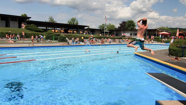 „Freibaderöffnung“Am Vatertag nimmt das Laudaer Freibad im 55. Jahr seinen Betrieb auf. Die Schwimm- und Badegäste dürfen sich dann wieder auf Sport und Action im kühlen Nass freuen. „Freibaderöffnung“Am Vatertag nimmt das Laudaer Freibad im 55. Jahr seinen Betrieb auf. Die Schwimm- und Badegäste dürfen sich dann wieder auf Sport und Action im kühlen Nass freuen.