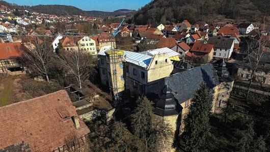 Seit Dezember 2015 läuft die Suche nach einem Käufer für Schloss Ebelsbach. Bis heute hat sich nichts auf dem Anwesen bewegt. Seit Dezember 2015 läuft die Suche nach einem Käufer für Schloss Ebelsbach. Bis heute hat sich nichts auf dem Anwesen bewegt.