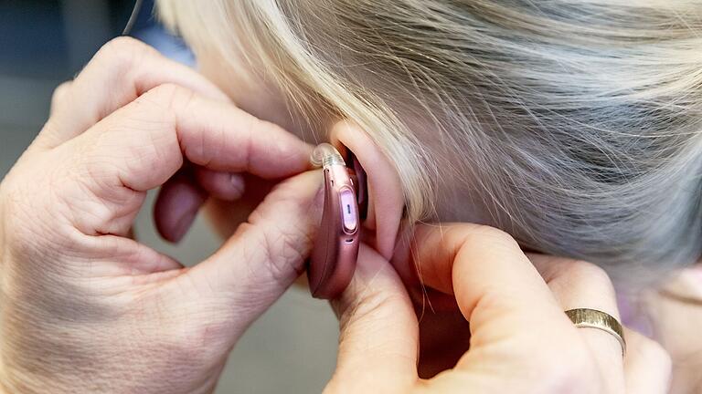 Hörgeräte oder Cochlea-Implantate können gehörlosen Menschen bei der Kommunikation helfen. Die Batterien dafür aber müssen sie selbst bezahlen.&nbsp; Einen Nachteilsausgleich dafür gibt es in Bayern nicht.&nbsp;