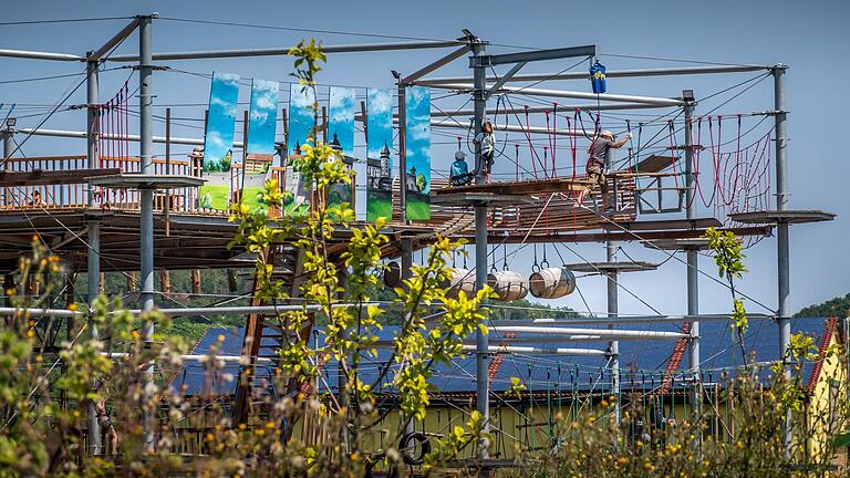 Im Hochseilgarten Frankenturm kommen adrenalinbegeisterte Kinder und Erwachsene auf ihre Kosten.