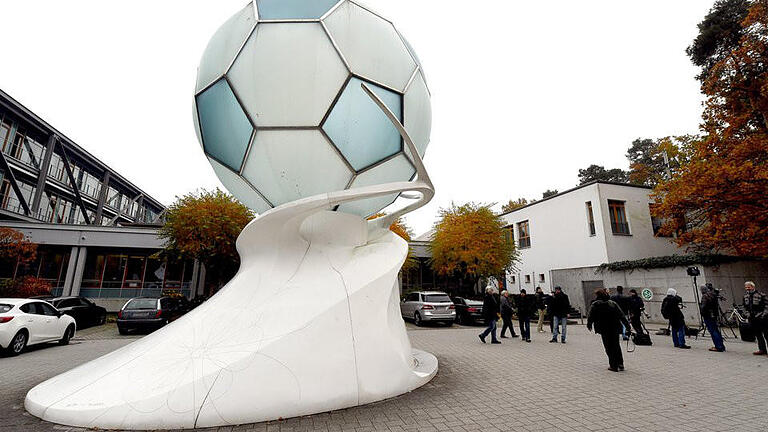 DFB-Zentrale       -  Vor der DFB-Zentrale in Frankfurt am Main stehen zahlreiche Journalisten. Foto: Boris Roessler