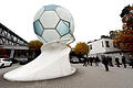 DFB-Zentrale       -  Vor der DFB-Zentrale in Frankfurt am Main stehen zahlreiche Journalisten. Foto: Boris Roessler