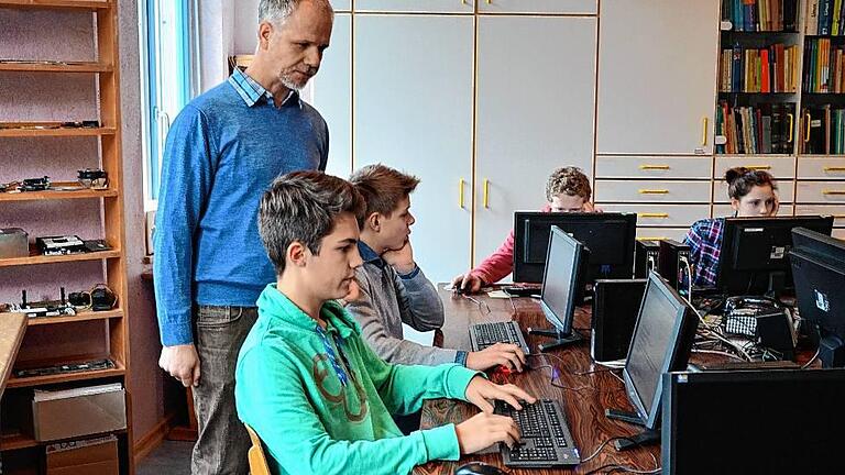 Bei Lehrer Michael Seeberger erstellen Schüler Dokumente am Computer.