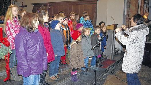 Freudig und auch munter sang bei der Zeiler Weihnacht in der Stadtpfarrkirche der Kinder- und Jugendchor der Singschule, den Monika Schraut leitete.