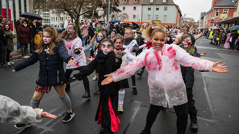 Tanzende Zombies in Schweinfurts Straßen beim Faschingszug 2019.