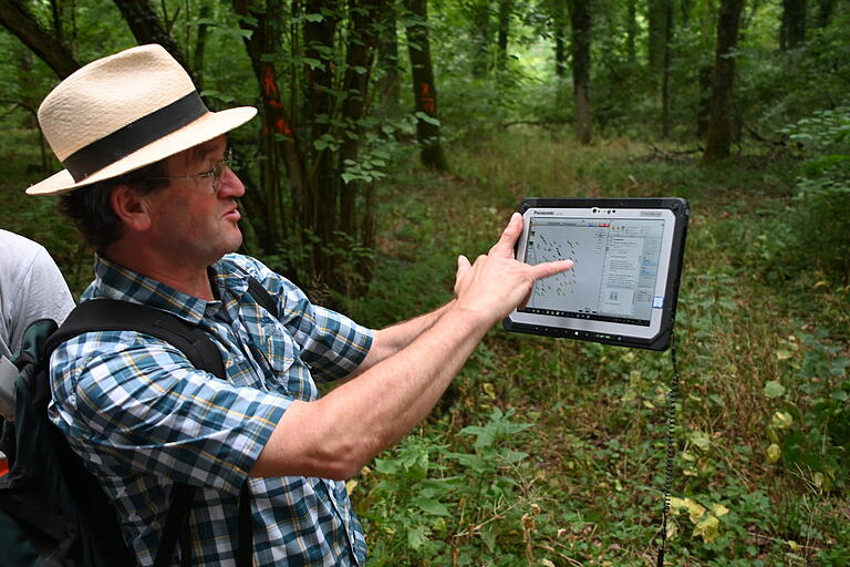 Mittels der GPS-Koordinaten lässt sich jeder Biotop- und Totholzbaum wiederfinden. Mittels der GPS-Koordinaten lässt sich jeder Biotop- und Totholzbaum wiederfinden.