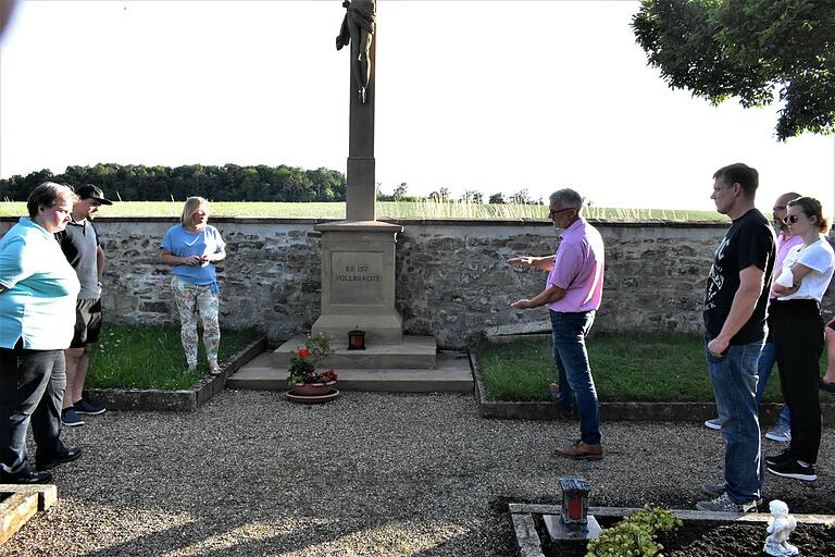 1. Bürgermeister Klaus Schenk (4. von rechts) erläuterte die Planungen zur Urnenwand im Friedhof in Kleinrheinfeld