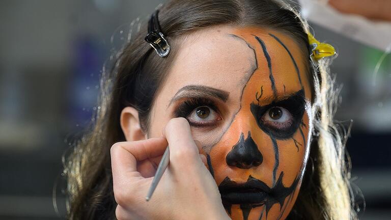 Wer es etwas weiblicher mag, kann der anderen Gesichtshälfte ein schönes Abend-Make-Up schminken.