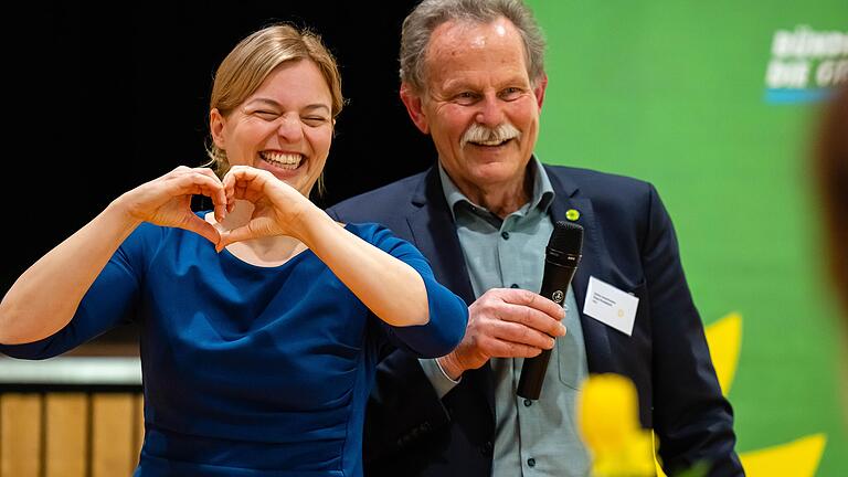 Katharina Schulze, Fraktionsvorsitzende der Grünen im Landtag und Spitzenkandidatin für die Landtagswahl freut sich über den herzlichen Empfang beim Politischen Ascherdonnerstag der Grünen in Niederwerrn. Rechts Landtagsabgeordneter Paul Knoblach. Mehr Herz wünscht sie sich auch in der Politik. Katharina Schulze, Fraktionsvorsitzende der Grünen im Landtag und Spitzenkandidatin für die Landtagswahl freut sich über den herzlichen Empfang beim Politischen Ascherdonnerstag der Grünen in Niederwerrn. Rechts Landtagsabgeordneter Paul Knoblach. Mehr Herz wünscht sie sich auch in der Politik. 