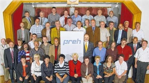 Jubilarehrung bei Preh: Das Bild zeigt die Mitarbeiter, die für 50-, 40- und 25-jährige Betriebszugehörigkeit bei Preh geehrt wurden, zusammen mit Geschäftsführer Dr. Ernst-Rudolf Bauer (zweite Reihe, Sechster von rechts), Personalleiter Stefan Schinz (zweite Reihe, Zweiter von rechts) und dem Betriebsratsvorsitzenden Egon Friedel (dritte Reihe, Dritter von rechts) im Feuerwehrhaus Brendlorenzen. Jubilarehrung bei Preh: Das Bild zeigt die Mitarbeiter, die für 50-, 40- und 25-jährige Betriebszugehörigkeit bei Preh geehrt wurden, zusammen mit Geschäftsführer Dr. Ernst-Rudolf Bauer (zweite Reihe, Sechster von rechts), Personalleiter Stefan Schinz (zweite Reihe, Zweiter von rechts) und dem Betriebsratsvorsitzenden Egon Friedel (dritte Reihe, Dritter von rechts) im Feuerwehrhaus Brendlorenzen.