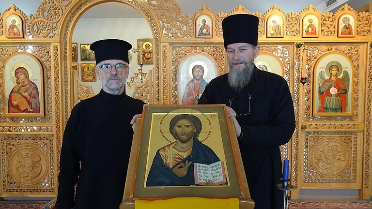 Hoffen auf eine neue Herberge: Pfarrer Klaus Oehrlein (rechts) und Norbert Kandler, Diakon der Personalgemeinde 'Freunde der Ostkirche', stehen an der Jesus-Ikone. Im Hintergrund ist die Bilderwand, die Ikonostase mit einer Tür zu sehen. Hoffen auf eine neue Herberge: Pfarrer Klaus Oehrlein (rechts) und Norbert Kandler, Diakon der Personalgemeinde 'Freunde der Ostkirche', stehen an der Jesus-Ikone. Im Hintergrund ist die Bilderwand, die Ikonostase mit einer Tür zu sehen.
