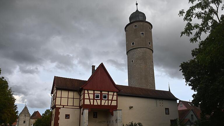 Das Bollwerk wurde vermutlich als Hauptzugang einer Burg errichtet. Der später erhöhte Taubenturm war deren Bergfried.