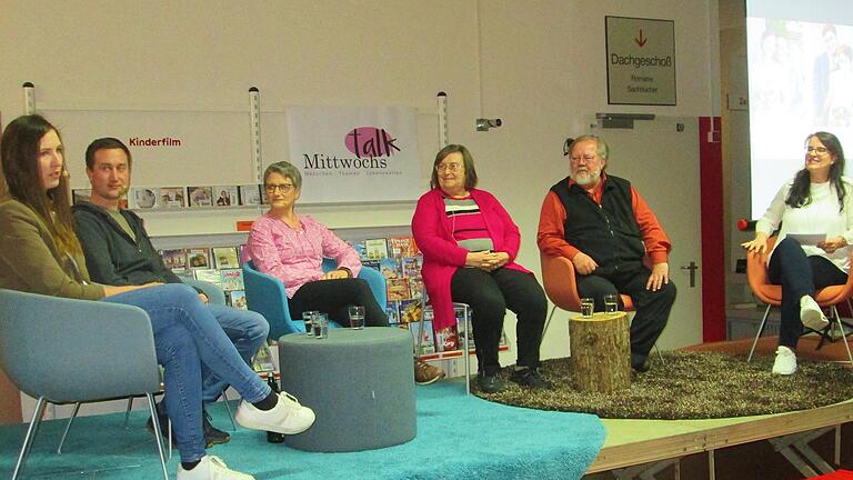 Maria Albrecht-Martin (rechs) moderierte den Mittwochs-Talk in der Stadtbibliothek.       -  Maria Albrecht-Martin (rechs) moderierte den Mittwochs-Talk in der Stadtbibliothek.