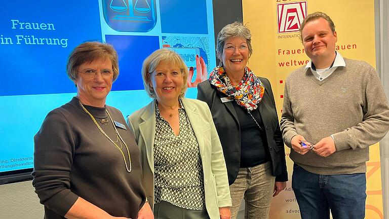 Unser Foto zeigt von links Club-Präsidentin Klara Weigand, Referentin Anja Kesting, Vereins-Vorsitzende Franziska Bickel und Kanzleimanager Robert Grünewald.