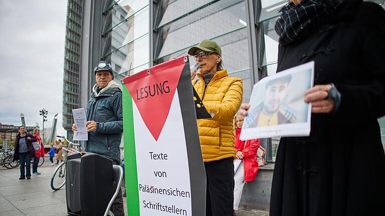 Jahrestag 7. Oktober 2023 - Berlin       -  Es wurde auch aus Texten palästinensischer Schriftsteller vorgelesen
