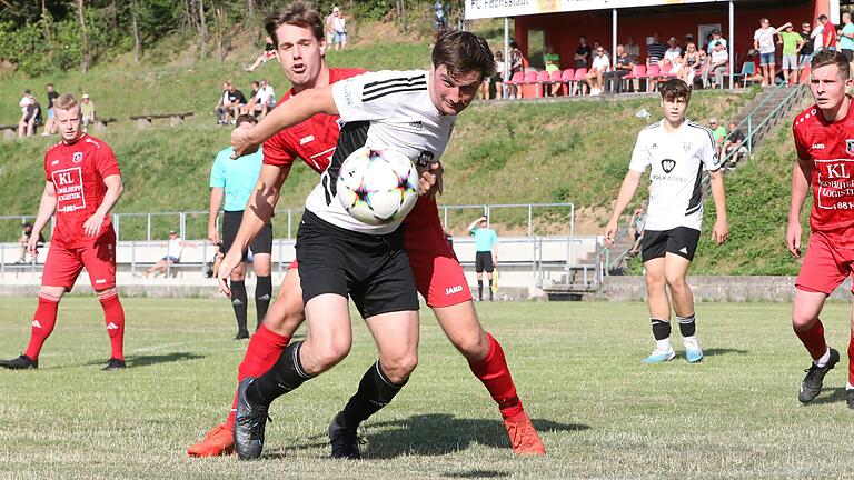 Ein Blick fast zwei Jahre zurück: Gegen den FC Fuchsstadt machte Markus Einsiedler (vorne) in der Sommervorbereitung 2023 sein erstes Spiel für den FC Schweinfurt 05.