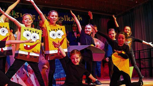 Stürmisch gefeiert: SpongeBob&Co. &ndash; die Purzelgarde aus Obervolkach mit ihrer fetzigen Schau.