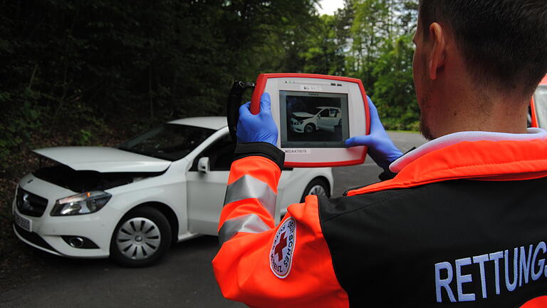 Telemedizin: Wenn digitale Daten Leben retten       -  Auch Bilder der Unfallstelle können mit dem Pad an die Ärzte im Krankenhaus gesendet werden &ndash; vorausgesetzt: Die Klinik ist ebenfalls mit der Technik ausgestattet.