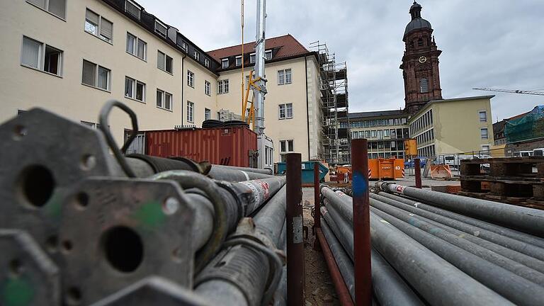 Blick auf die Baustelle im Franziskaner-Kloster in Würzburg. Im Hintergrund das Haus St. Valentin und die Neubaukirche.